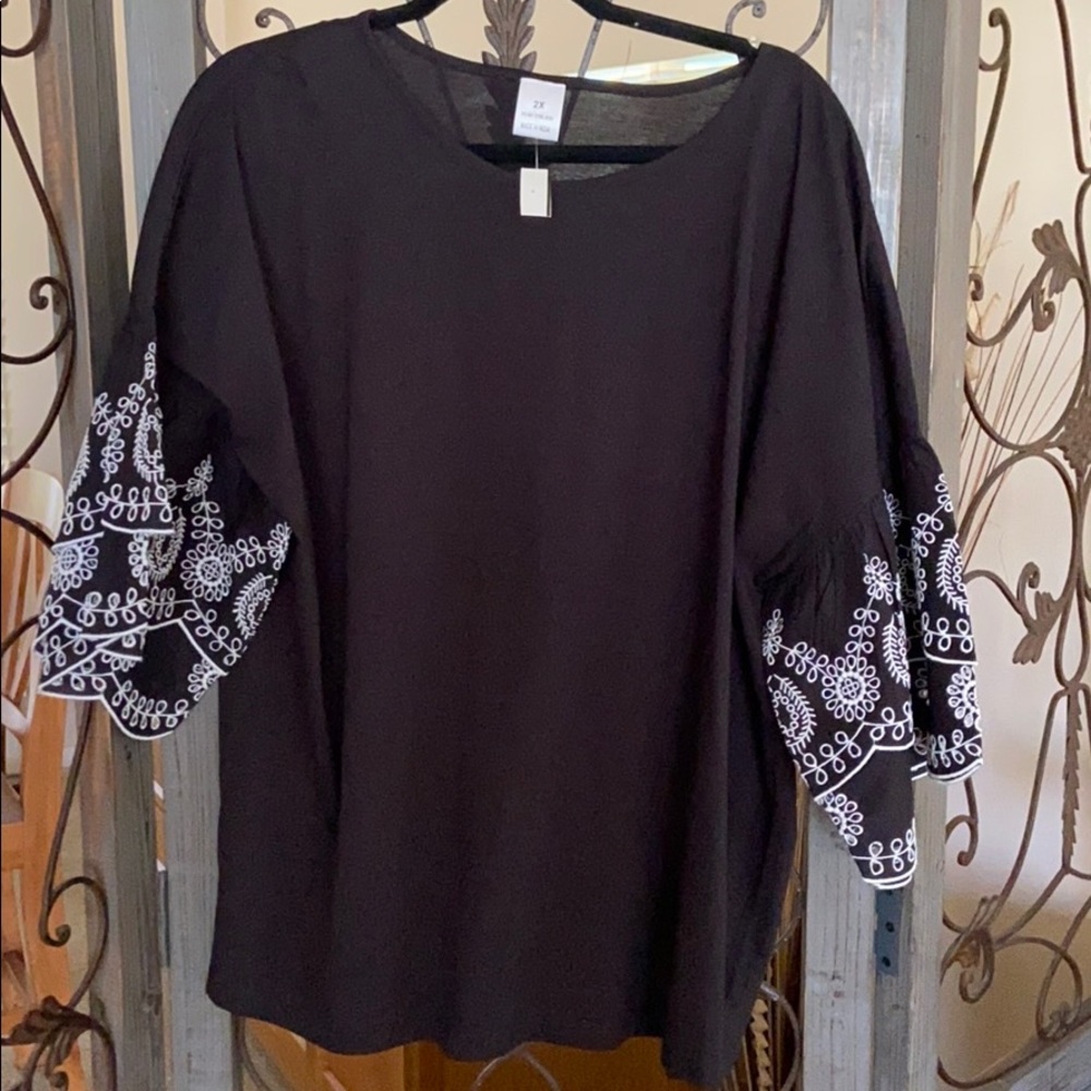 Plus size 2x 3/4 bell sleeve with design. NWT